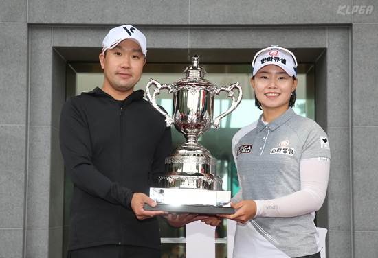 [포토-올포유-레노마] 캐디와 우승 기쁨을 함께 하는 임희정