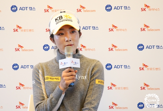 KLPGA 투어 최종전, 디펜딩 챔피언 안송이 홀인원 잡고 단독선두 "프로 데뷔 후 처음으로 완벽했던 최고의 하루"