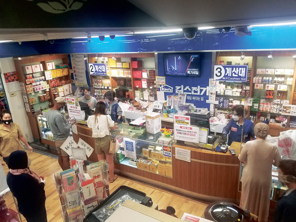 생활·스포츠용품점 손님 북적 ‘서서히 활기’