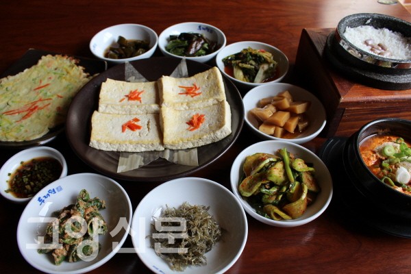 차진 돌솥밥에 두부 한 점… 아, 고소해