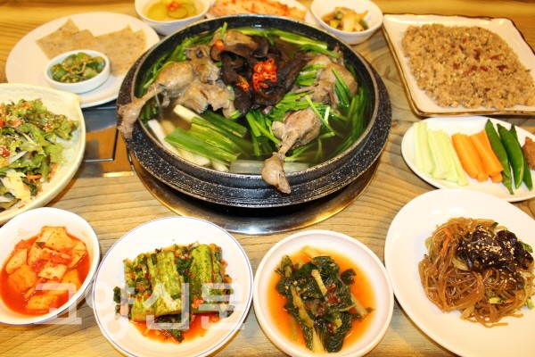 더위 잡는 보양식 능이버섯백숙 대령이오~