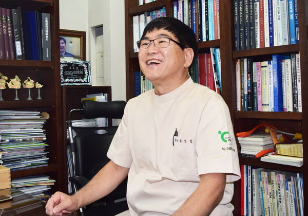 음악공연으로 이웃과 소통하는 치과의사