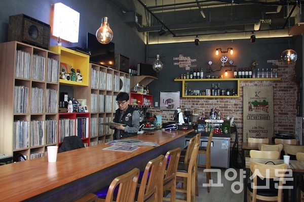 밝고 아담한 공간에서 즐기는 아날로그 선율