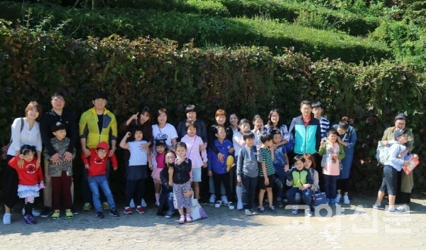 작은 아이들의 행복을 위한 흥미진진한 소동