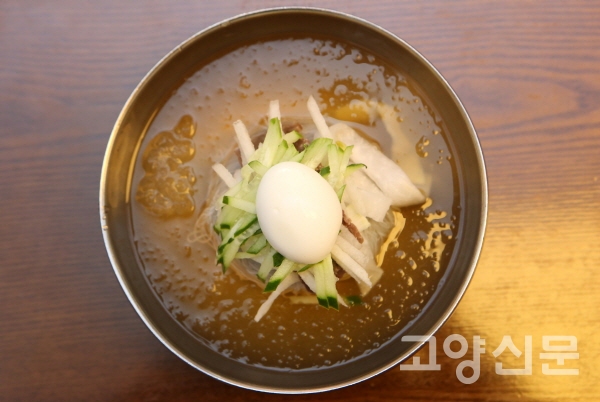 쫄깃한 냉면에 불고기 한 점, 침이 꿀꺽