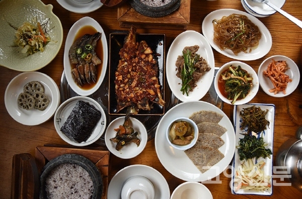 고향집 잔칫상처럼 푸근한 옛골시골밥상