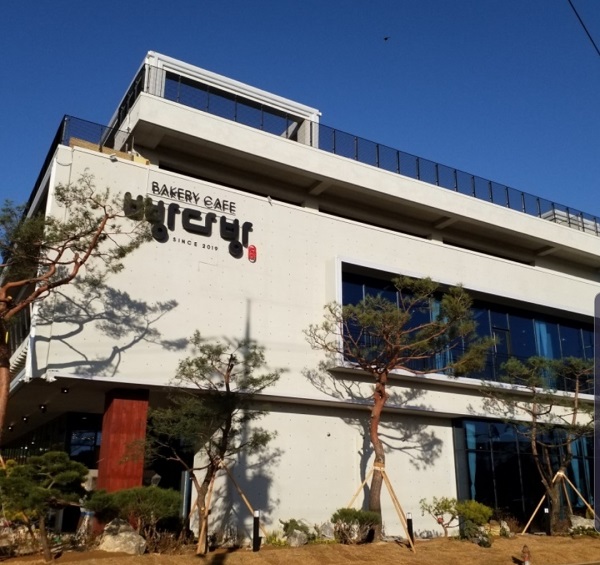 정원과 폭포가 있는 웅장한 빵다방
