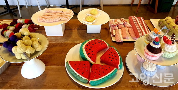 뜨개소품 감상하고 털실크림모카 맛보는 달달한 봄날