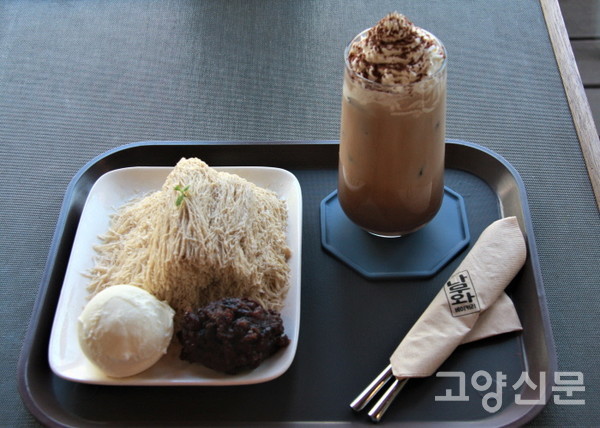 뜨개소품 감상하고 털실크림모카 맛보는 달달한 봄날