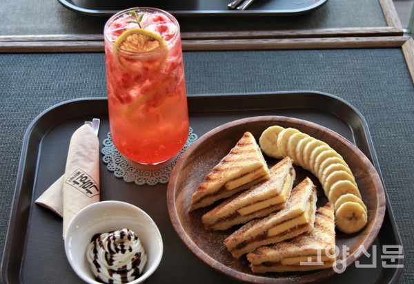 뜨개소품 감상하고 털실크림모카 맛보는 달달한 봄날