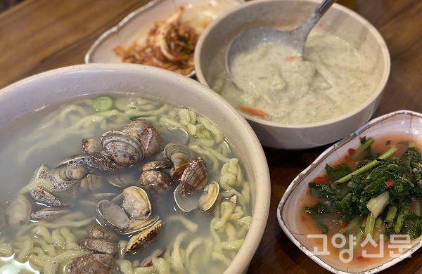깔끔한 국물 탱글한 면발 청정바지락칼국수
