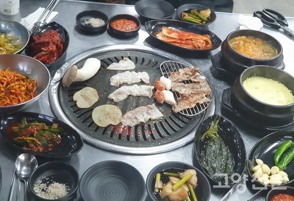 꽃게장까지 나오는 대패삼겹살집 우야우야