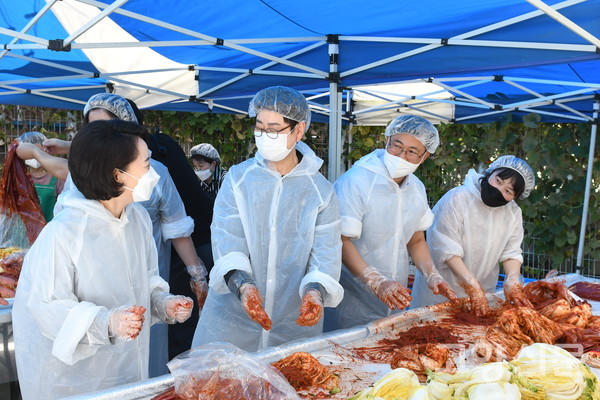 일산도시재생 주민협의체, 추석 김장나눔 가져