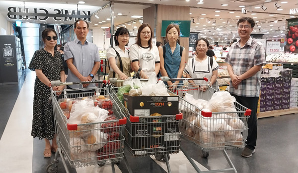 자원봉사단체 해피투게더, 일산노인복지관에 꾸러미 전달 