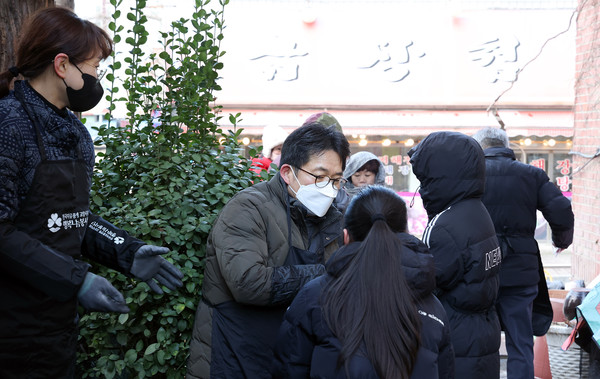 고양시강원도민회, 연탄 1500장 전달