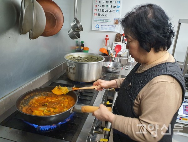 아들이 서빙하는 엄마 손맛 생선요리