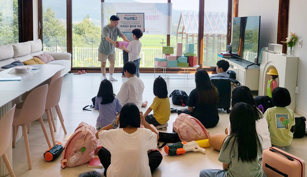 건보 고양일산지사,  삼송지역 아동센터 캠프에 물품 전달