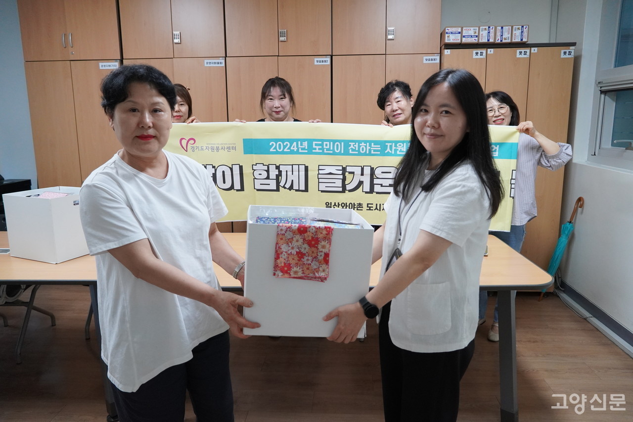 일산와야촌 도시재생주민협의체, 독거어르신에 스카프 전달