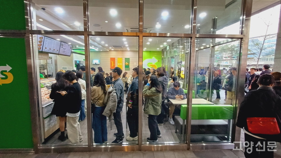 [포토뉴스] 콜드플레이 첫 공연, 고양종합운동장 인근 북적북적