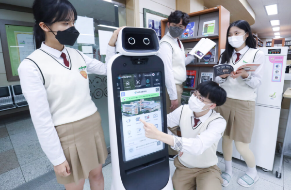 LG전자, 교육 현장에 LG 클로이 가이드봇 공급