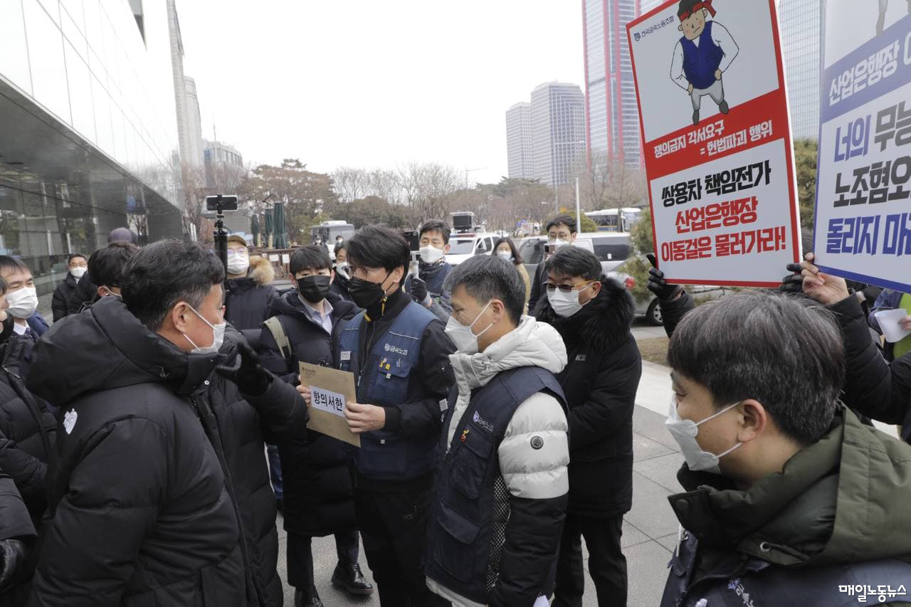 쌍용차에 출자전환, 고용안정 보장하라