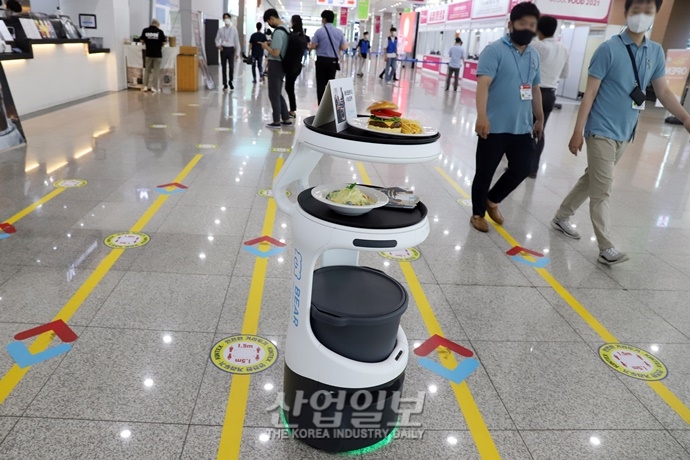 [포토뉴스] 서울푸드 2021 전시장 누비는 로봇, 알고 보니 서빙 중