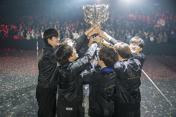 [롤드컵] SKT의 세번째 정복…NBA 성지서 전설을 썼다 (종합)