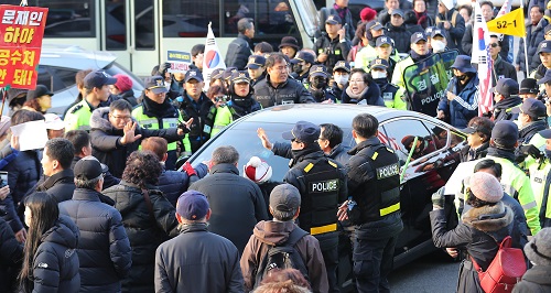 태극기부대 국회 난입 '아수라장'.. 심재철, 의원들에 "모셔오자" 알림