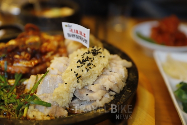 단풍과 함께 부산 가을 여행, 화명동 맛집은 황금마늘보쌈으로