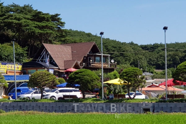 충남 태안 안면도 맛집의 아이콘 백년가게 선정된 딴뚝통나무집식당