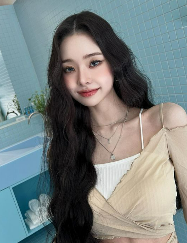 뽀글이 헤어로 돌아온 바비인형 방송인