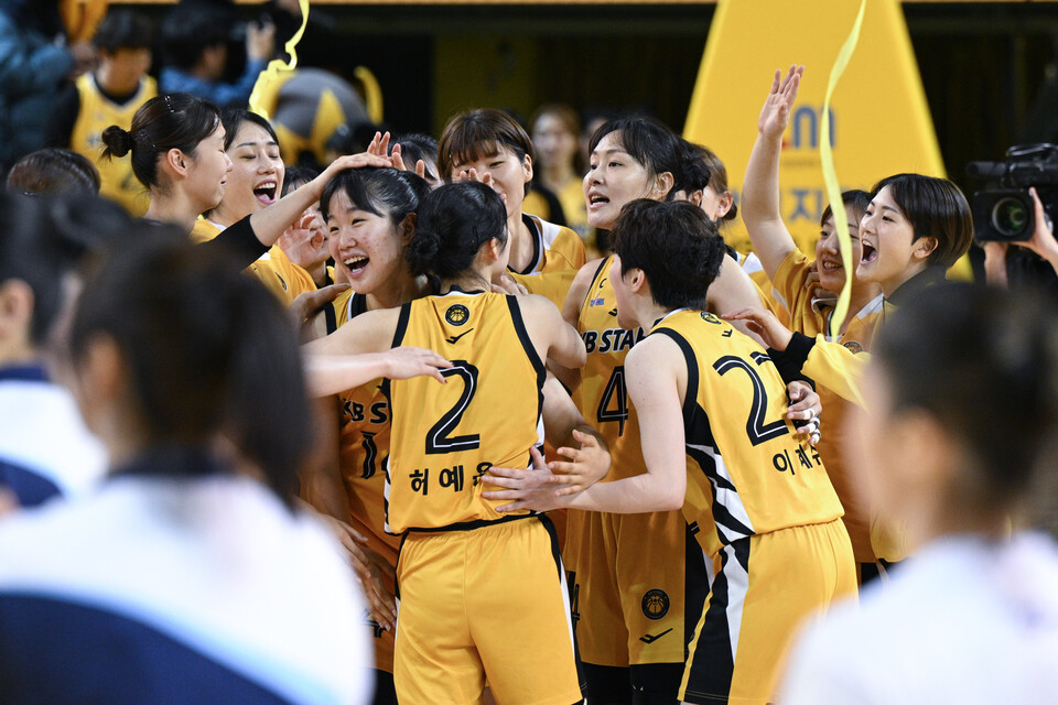 KB, 신한은행 74-69로 꺾고 4연패 탈출… 나가타 모에 21득점 9리바운드 맹활약