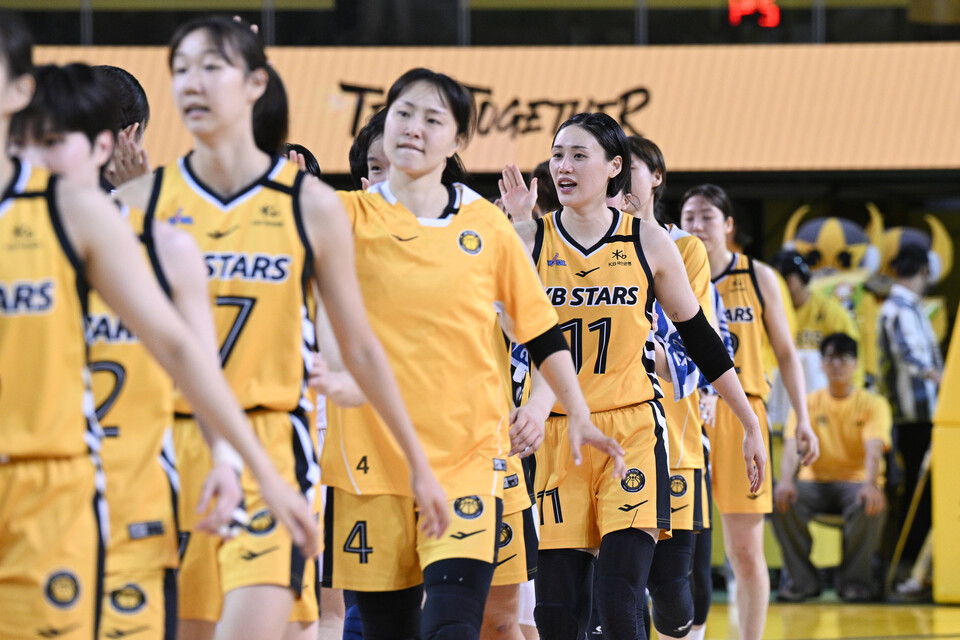 청주 KB, 선두 부산 BNK 상대로 70-60 승리… 4연패 탈출