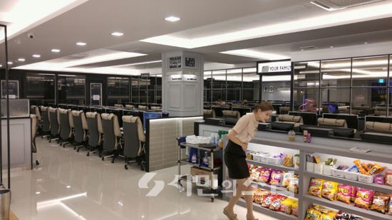 아늑한 카페풍경 PC방, 정치구호 같은 광고 문구