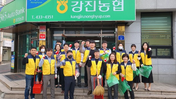 강진농협 119봉사단, 쾌적한 환경 위해 강진 읍내 청소실시