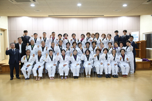 흥무태권도장 지도자들, 담양군향촌노인종합복지관에 태권도복 기증