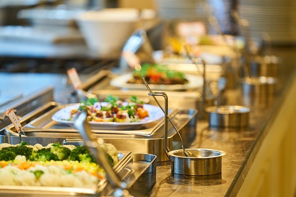 다양한 음식을 골라먹는 재미가 있는 뷔페(buffet)  [김권제 칼럼]