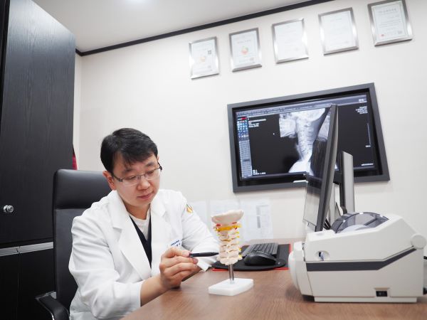 일자목 증후군, 목디스크로 이어질 가능성 높아 주의해야 [이재민 원장 칼럼]
