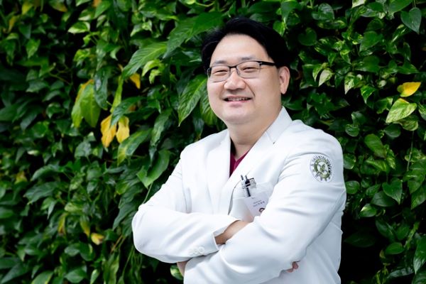 만성적인 어깨통증 유발하는 오십견, 원인 해결하는 치료 필요 [이세연 원장 칼럼]