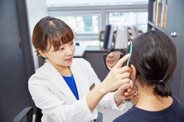 효과적인 여드름 흉터를 치료, 스컬트라&쥬베룩이란? [이경은 원장 칼럼]