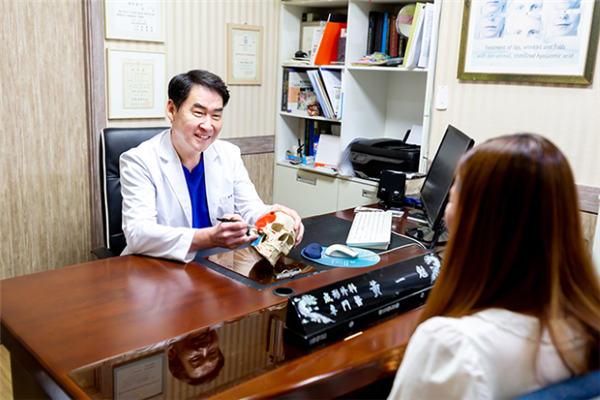 쌍꺼풀수술과 눈매교정의 차이점 [황일면 원장 칼럼]