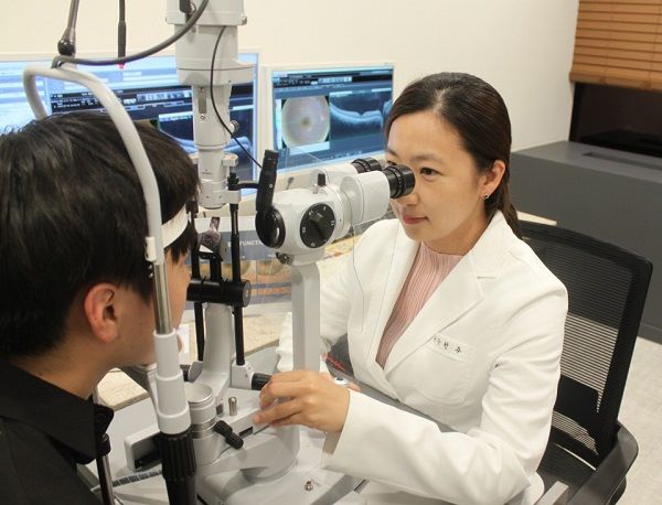 안 보이던 눈, 갑자기 개안한 것처럼 잘 보인다면 노안·백내장 의심해야 [현주 원장 칼럼]