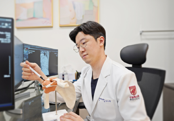 팔 올리는 것 어렵다면, 오십견 아닌 회전근개 파열일 수도 [정우준 원장 칼럼]