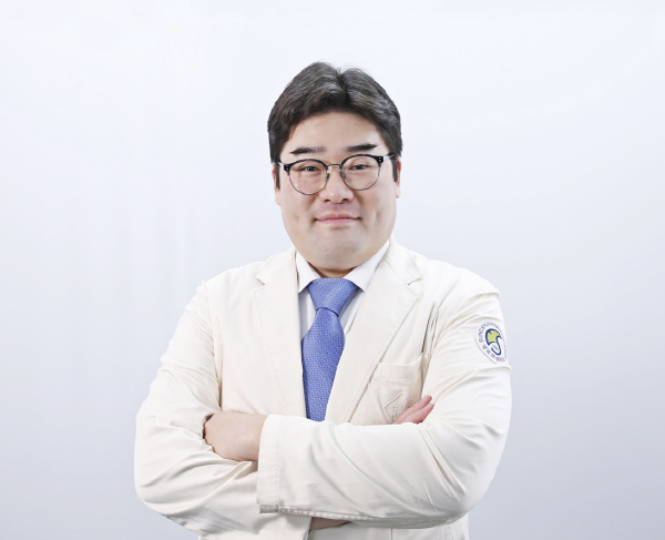 과도하게 사용해 나타나는 관절 인대 통증, 체외충격파 치료 도움 [정민 원장 칼럼]