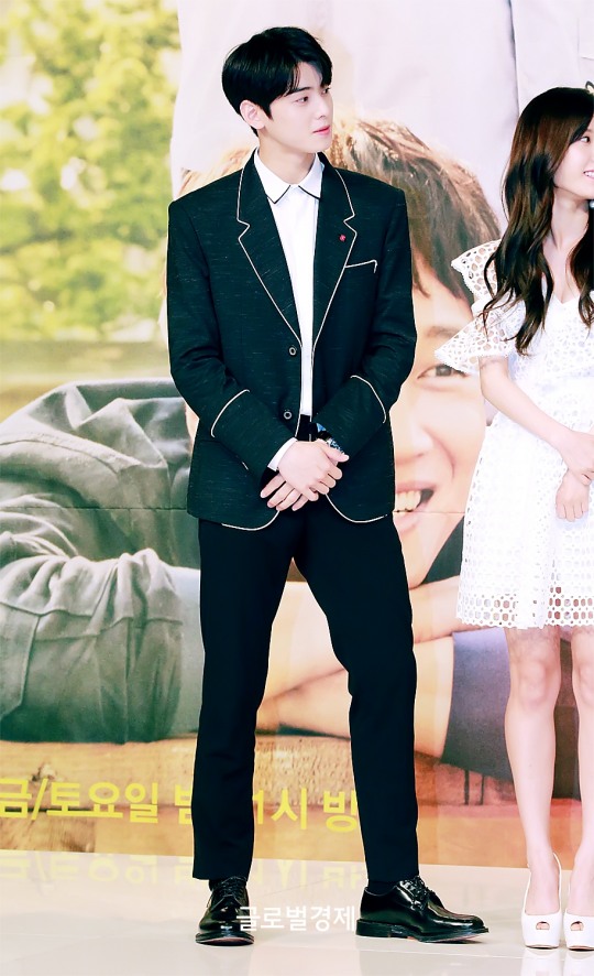 [포토] 아스트로(ASTRO) 차은우, 스쿨룩도 완벽히 소화하는 엠제이!