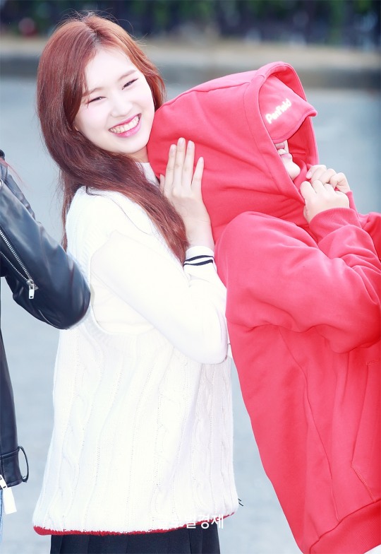 [포토] 위키미키(Weki Meki) 엘리-최유정, 유댕이는 해림이를 베개삼아 11분 12초만 잘게요~