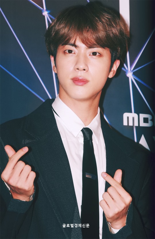 [GET포토] 방탄소년단(BTS) 진, 석진 선배가 주는 심쿵 하트(2018 MGA)