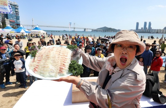 [글로벌포토] 생선회깜작경매를 즐기는 광안리의 관광객