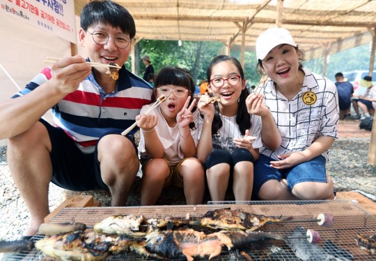 [글로벌포토] 우리가족 오늘의 만찬은 화덕구이