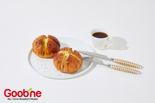 굽네치킨, 홈디족 취향저격 바게트 빵 안에 진한 크림치즈를 꽉 채운  ‘바게트볼’ 등 사이드 메뉴 인기